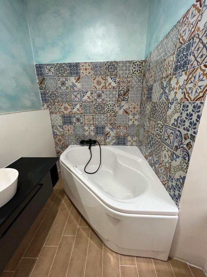 Alla Scalinata Del Teatro Rossetti Confort Suites Parcheggio Триест Екстериор снимка