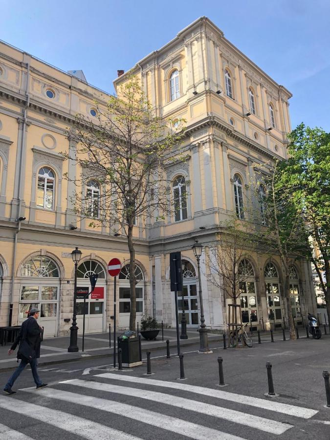 Alla Scalinata Del Teatro Rossetti Confort Suites Parcheggio Триест Екстериор снимка
