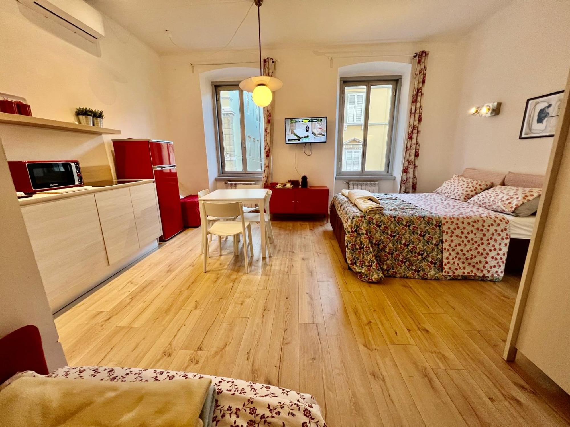 Alla Scalinata Del Teatro Rossetti Confort Suites Parcheggio Триест Екстериор снимка