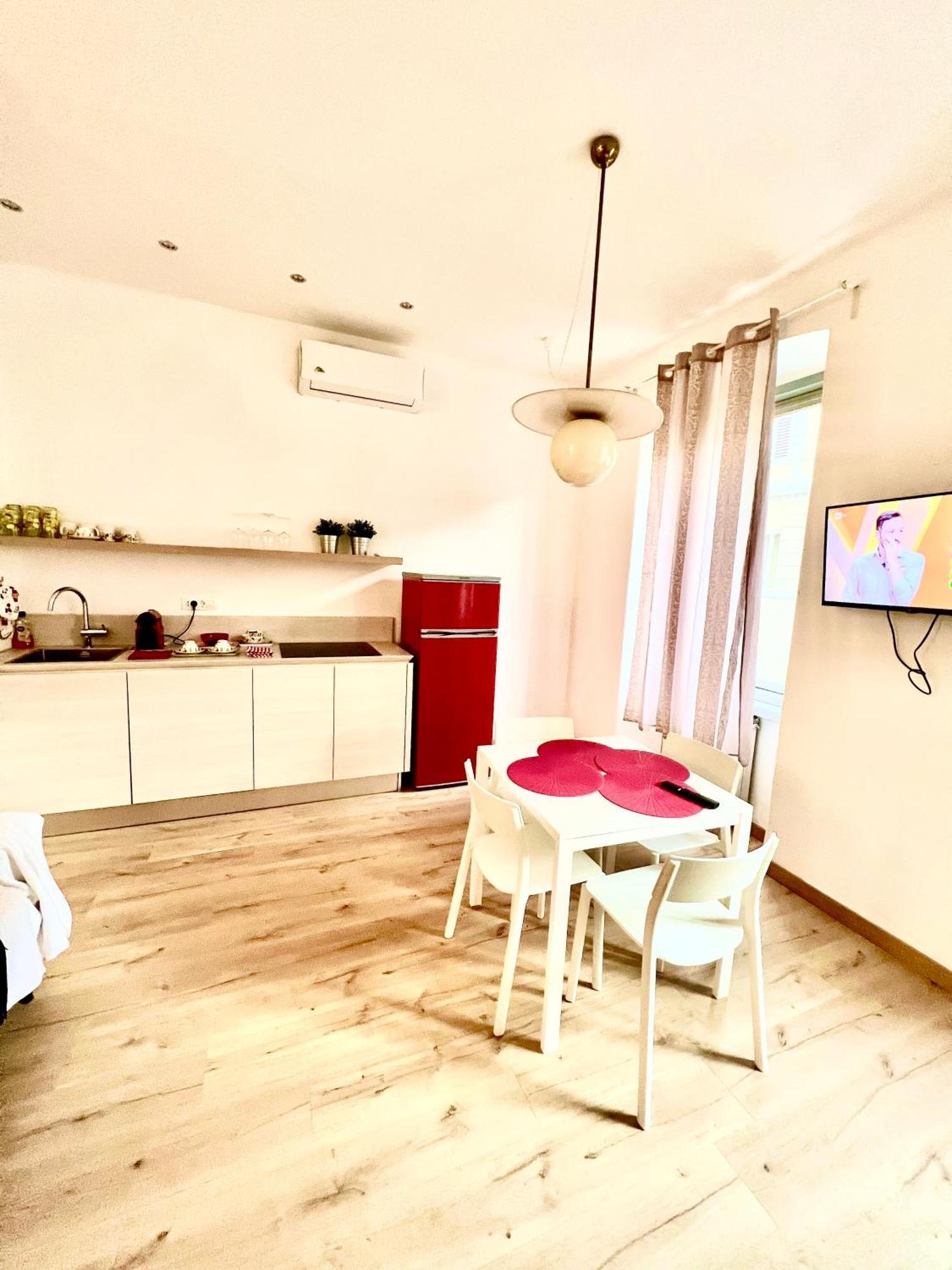 Alla Scalinata Del Teatro Rossetti Confort Suites Parcheggio Триест Екстериор снимка
